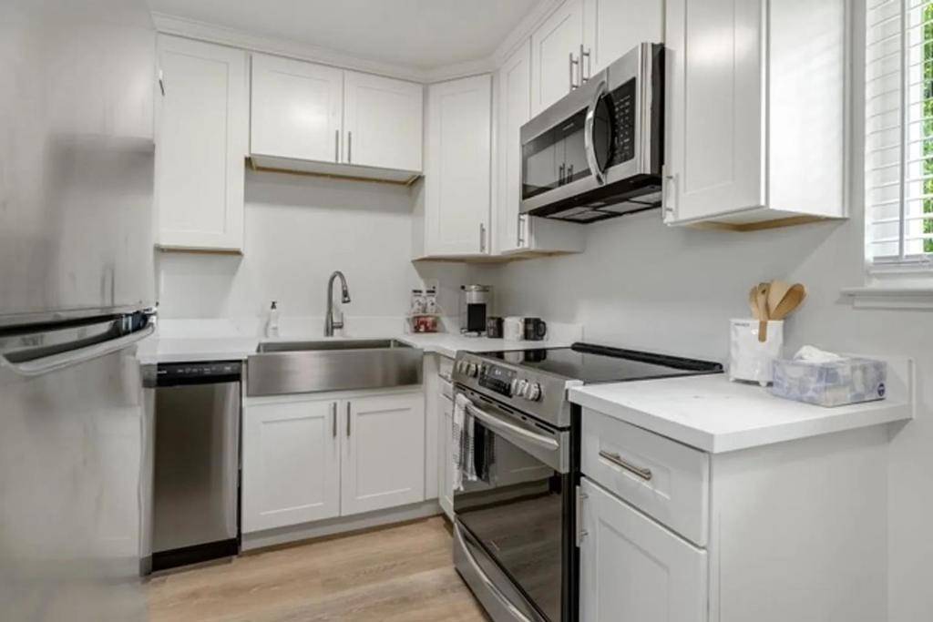 Campbell, CA 95008,695 W Valley DR