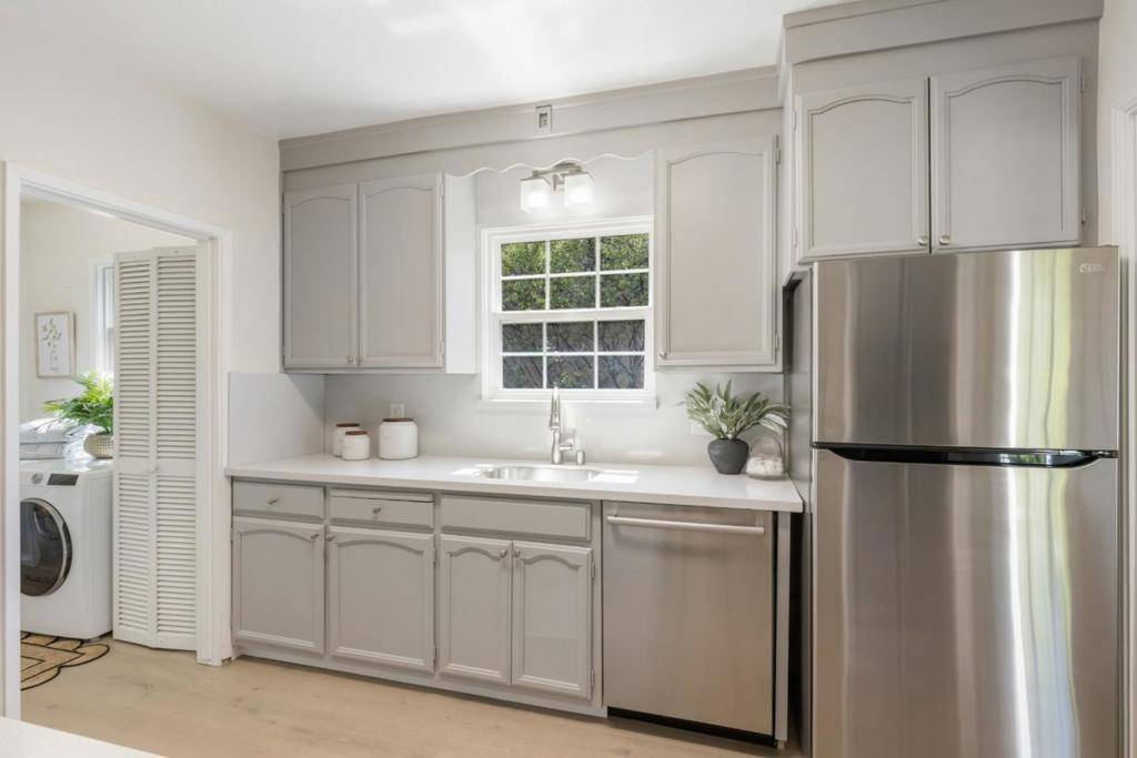 921 College AVE Palo Alto, CA 94306