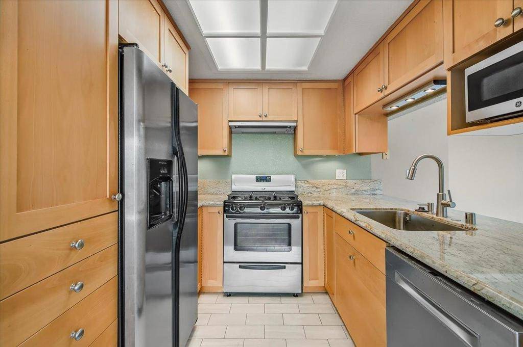 Hayward, CA 94546,21239 Gary DR #206A