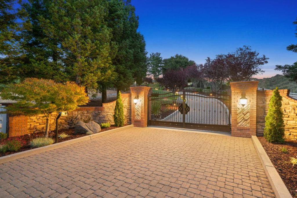 Gilroy, CA 95020,6585 Redwood Retreat RD