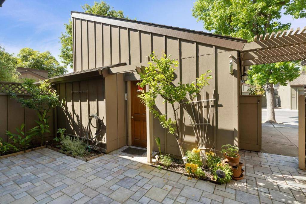 Los Gatos, CA 95032,307 Willow Hill CT