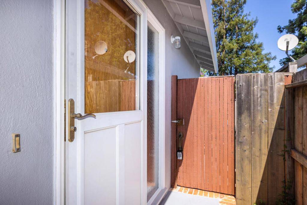 Redwood City, CA 94061,1648 Oak AVE