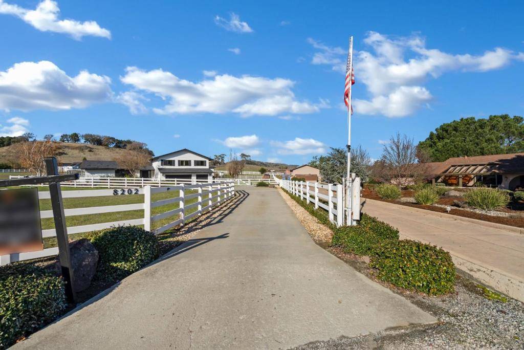 Gilroy, CA 95020,8202 Honeybee CT