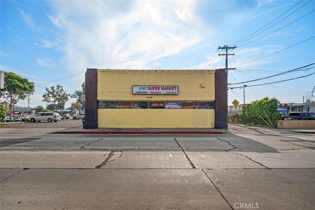 Bell Gardens, CA 90201,5658 Clara ST
