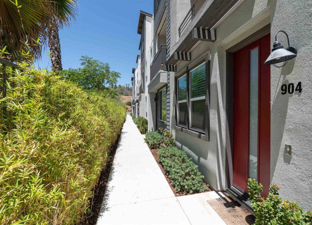 Escondido, CA 92025,2548 S Escondido BLVD #904