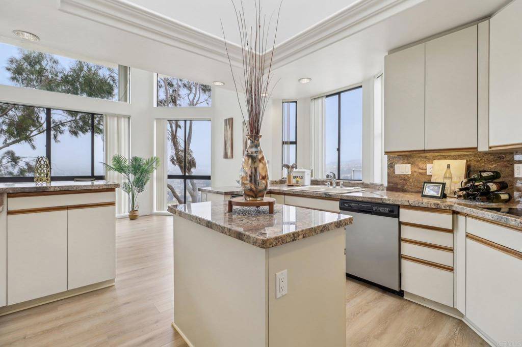 Carlsbad, CA 92009,2424 Badajoz PL