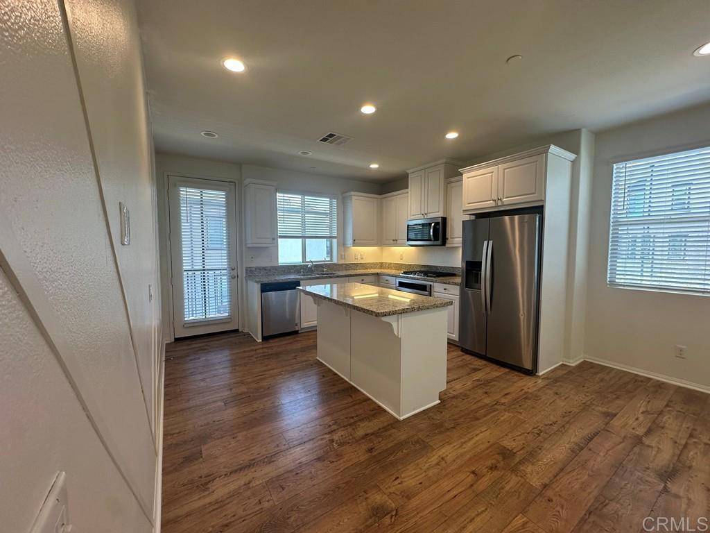 Vista, CA 92081,2472 Solara LN