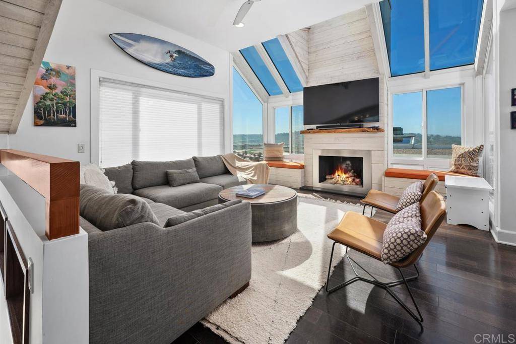 Solana Beach, CA 92075,328 SHOMAKER CT.