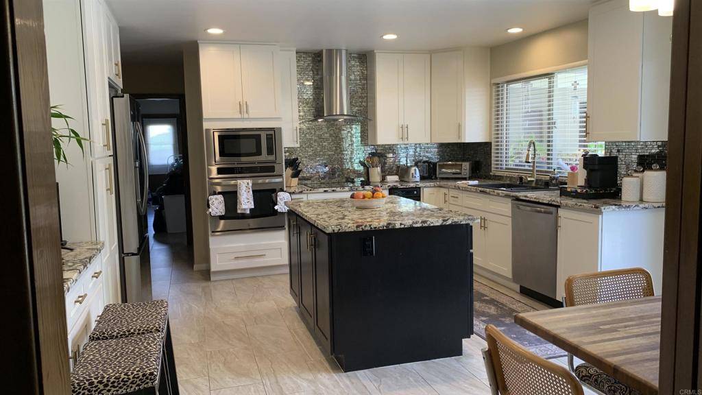 Carlsbad, CA 92009,7042 Almaden LN