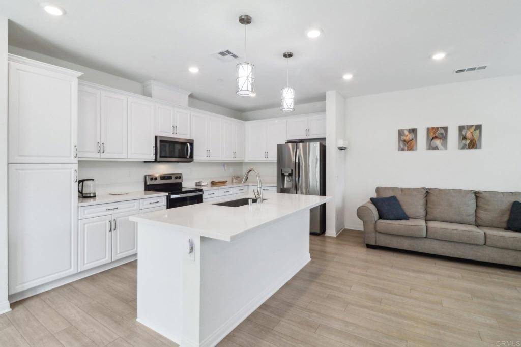Vista, CA 92083,1338 Mesquite Dr