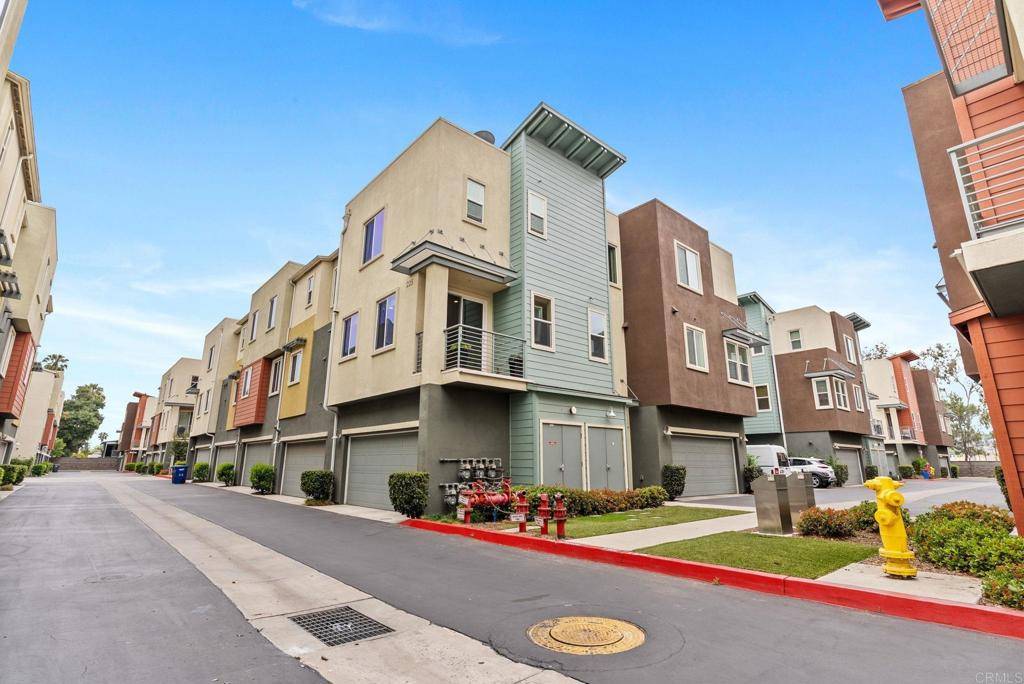 Escondido, CA 92025,225 Royal Gln #404