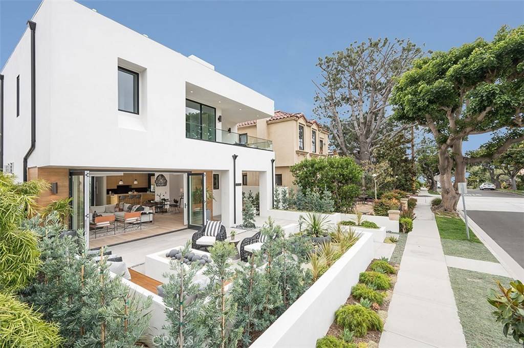 Corona Del Mar, CA 92625,302 Iris AVE