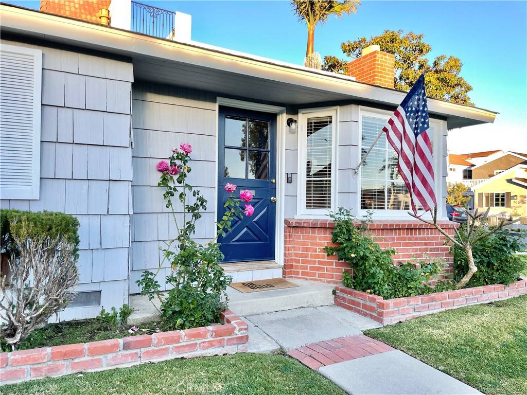 Corona Del Mar, CA 92625,701 Larkspur AVE