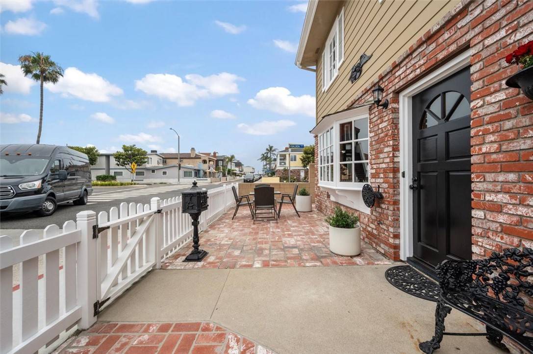 Newport Beach, CA 92663,205 40th ST