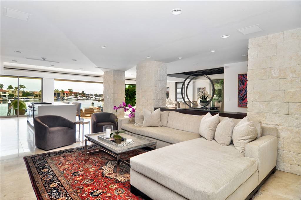 Newport Beach, CA 92660,71 Linda Isle
