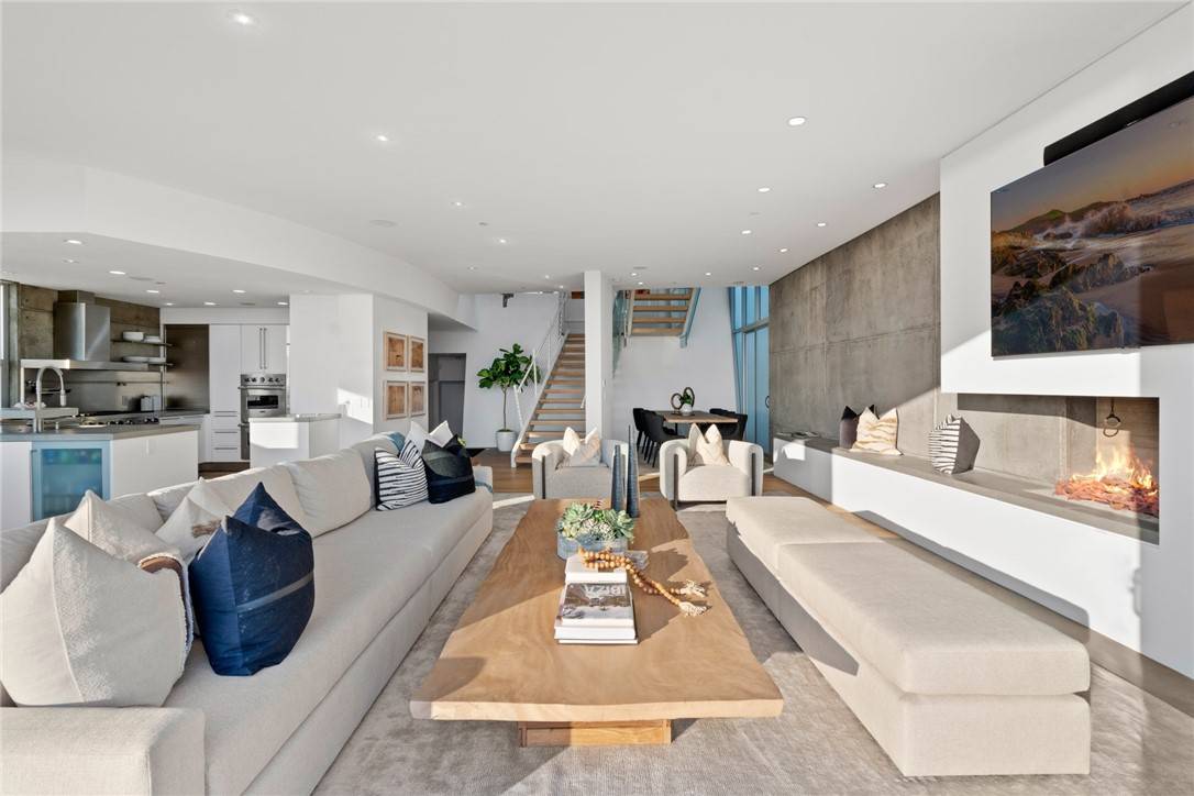 Newport Beach, CA 92661,2144 E Oceanfront