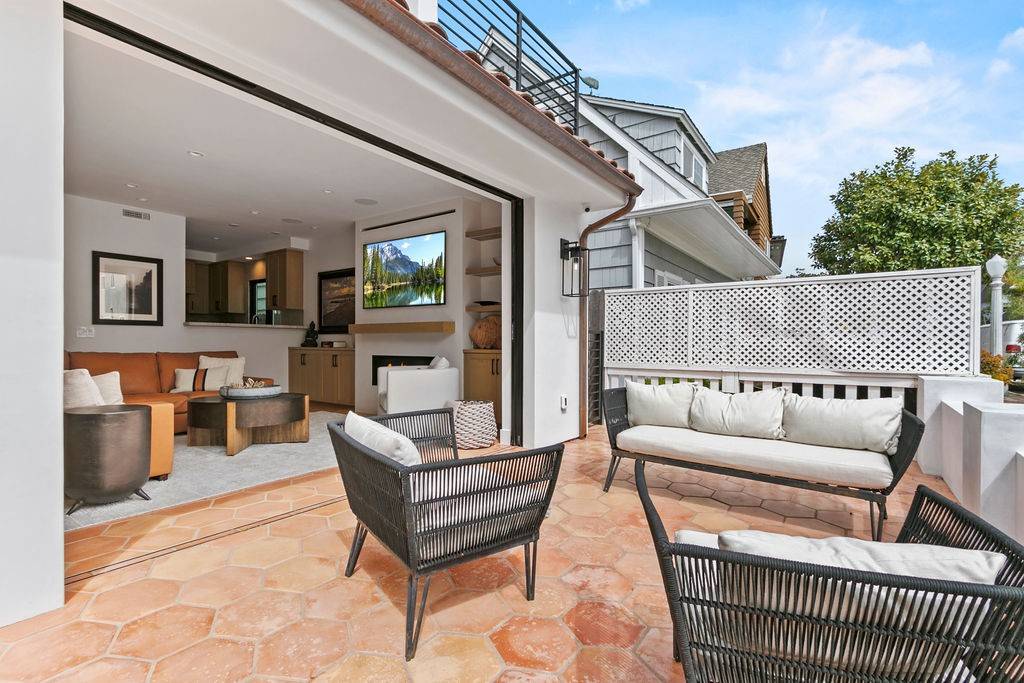 Newport Beach, CA 92661,2126 Miramar DR