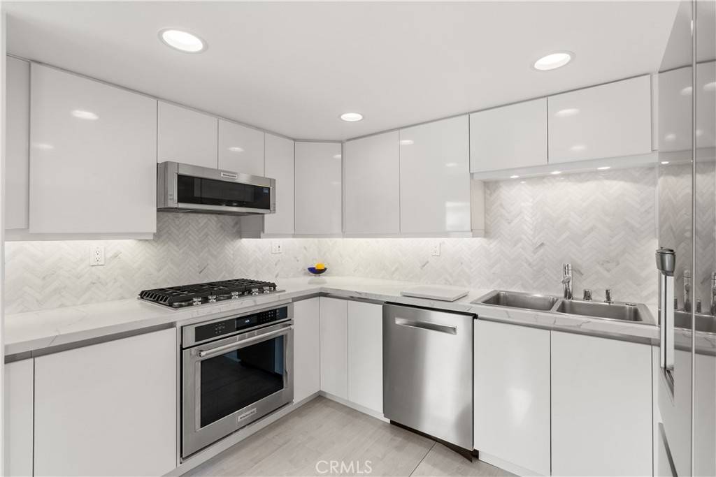 Newport Beach, CA 92663,239 61st ST