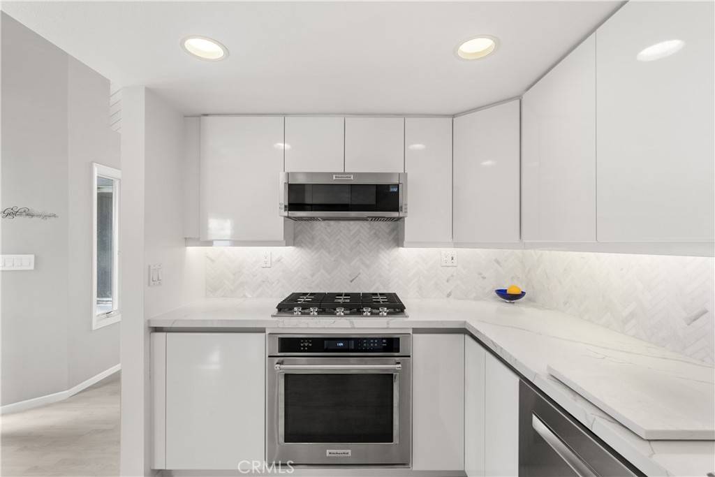 Newport Beach, CA 92663,239 61st ST