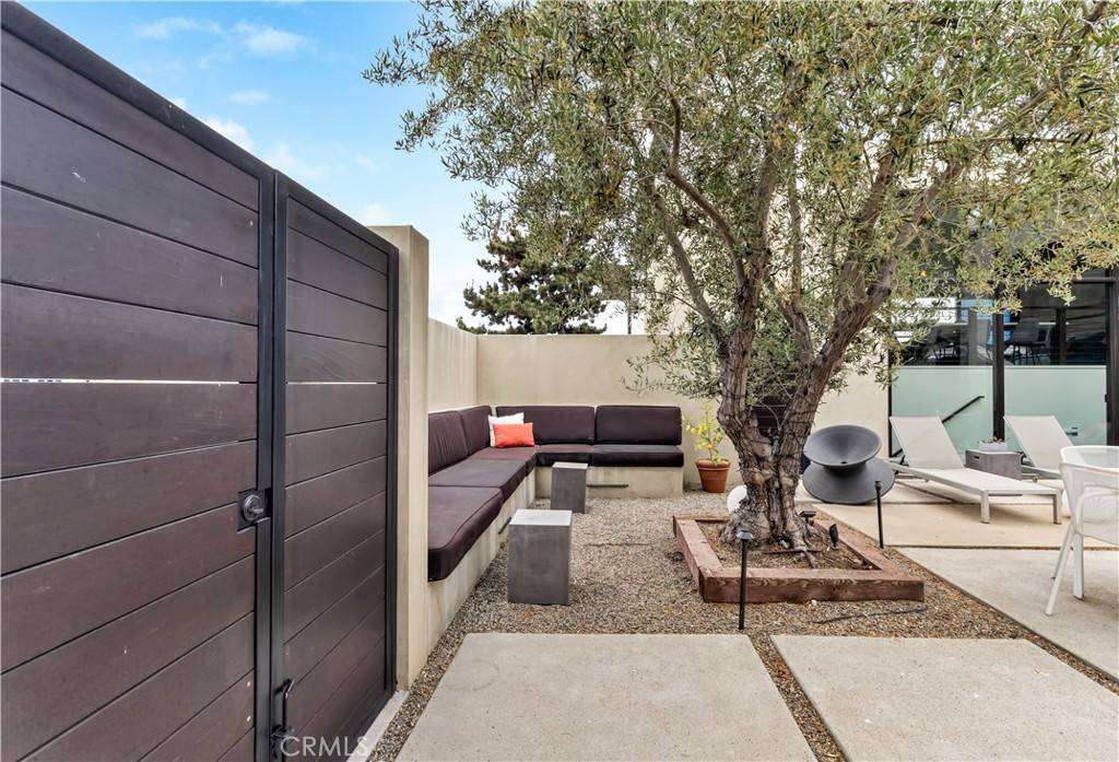Corona Del Mar, CA 92625,711 K Thanga DR