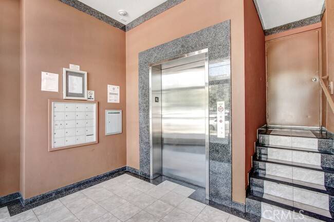Los Angeles, CA 90048,8614 Burton WAY #305