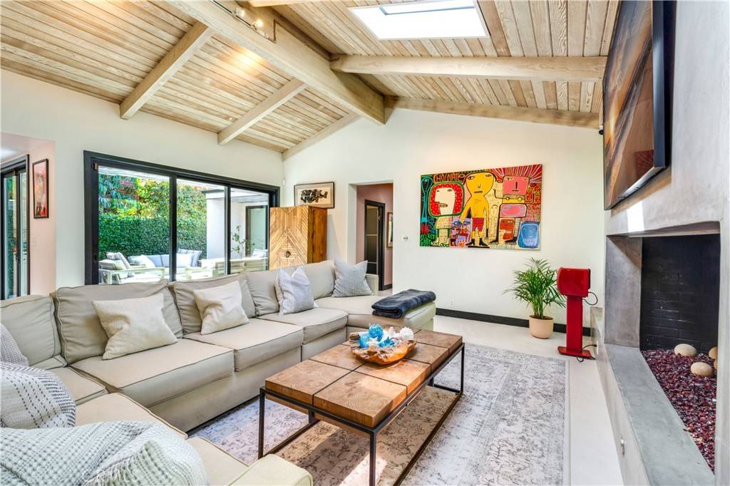 Newport Beach, CA 92663,203 Via Ravenna