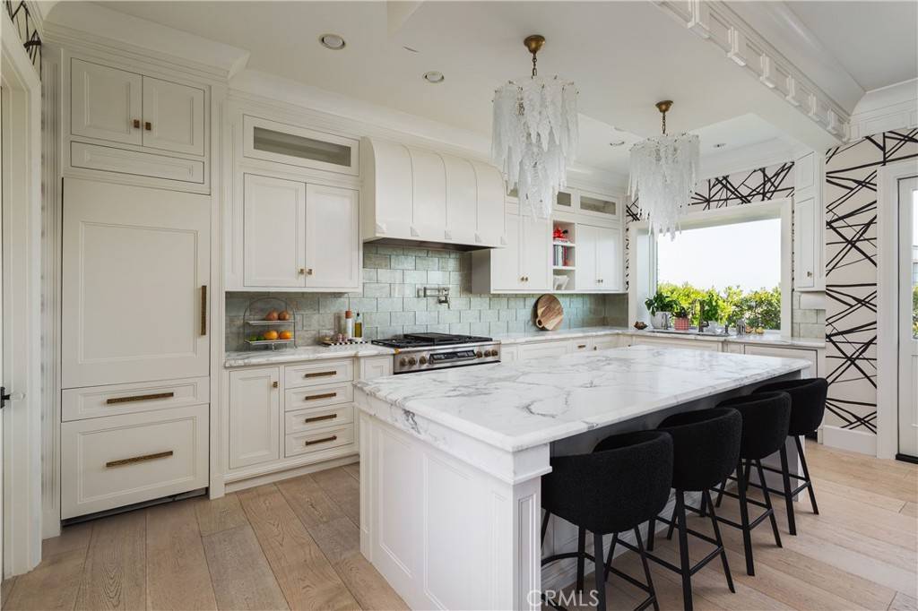Newport Beach, CA 92663,1110 Kings RD