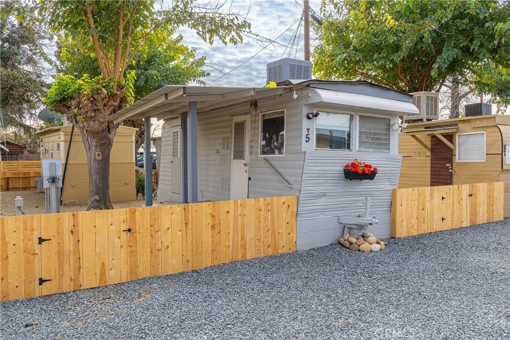 Woodlake, CA 93286,858 S Valencia BLVD