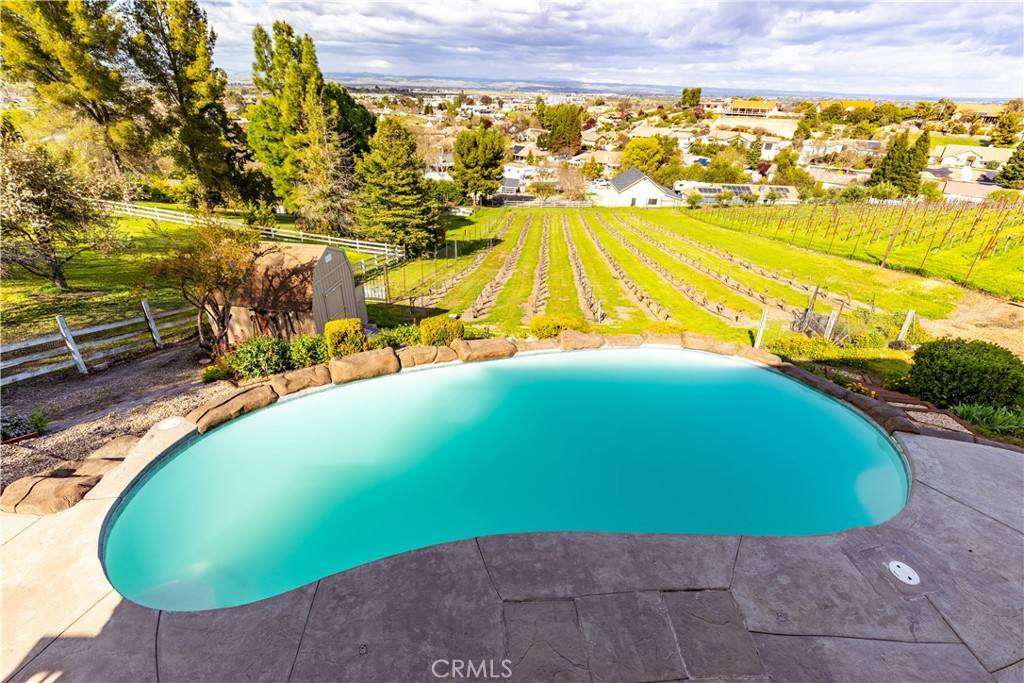 Paso Robles, CA 93446,940 Walnut DR