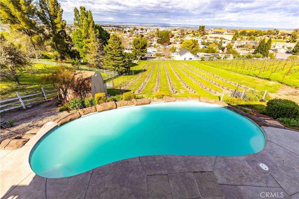 Paso Robles, CA 93446,940 Walnut DR