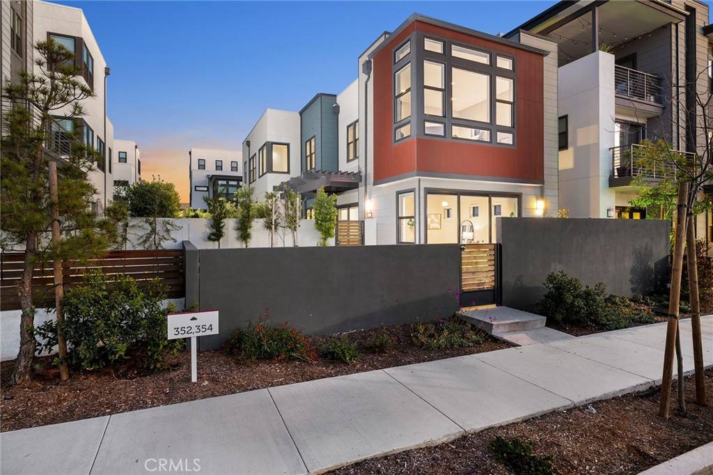 Irvine, CA 92618,352 Novel
