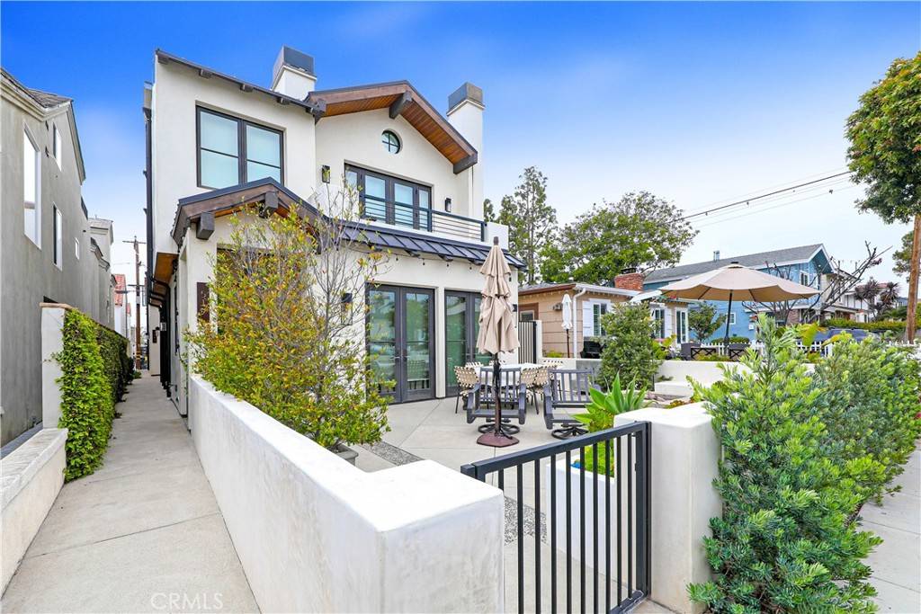 Corona Del Mar, CA 92625,519 .5 Larkspur AVE