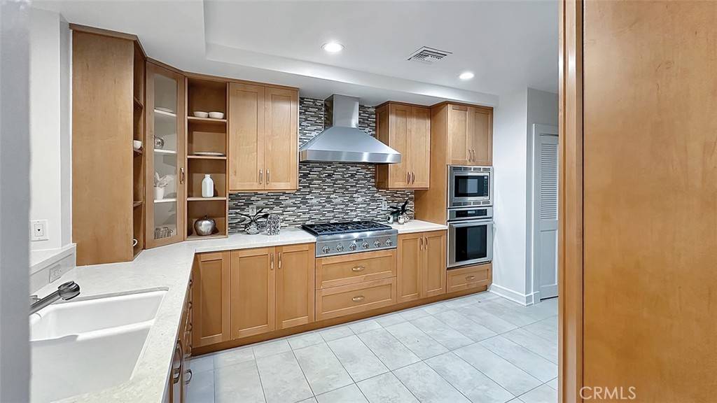 Beverly Hills, CA 90210,411 N Oakhurst DR #102
