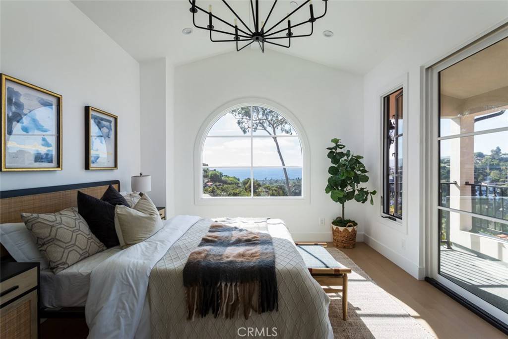 Laguna Beach, CA 92651,1060 Van Dyke DR