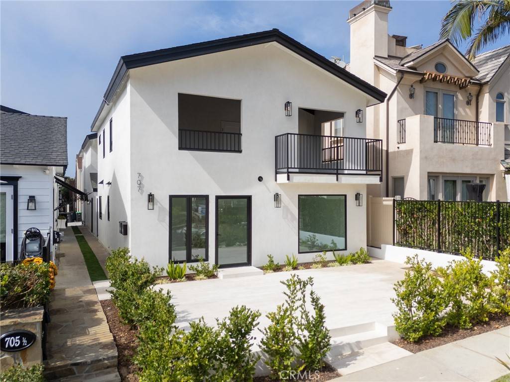 Corona Del Mar, CA 92625,707 Begonia AVE