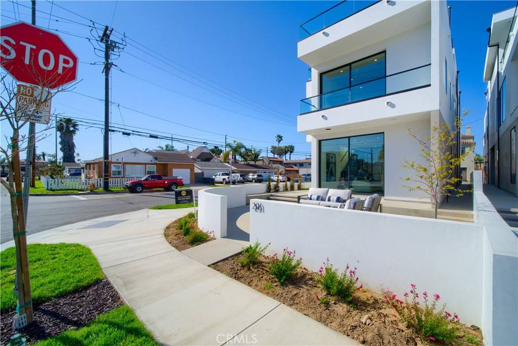 Huntington Beach, CA 92648,203 Indianapolis AVE