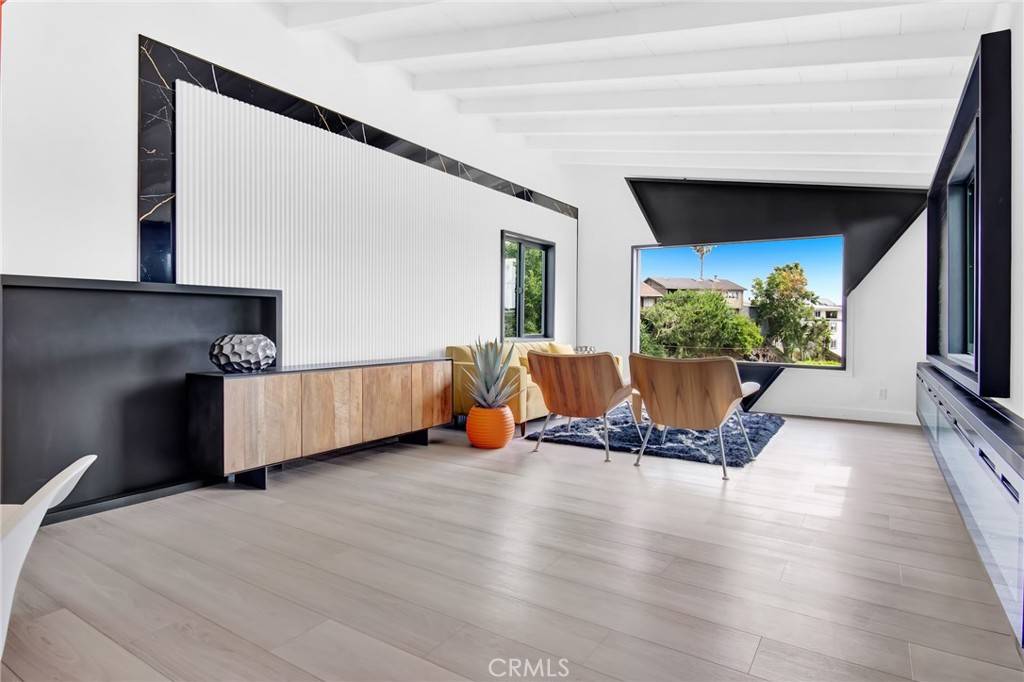 Newport Beach, CA 92663,300 Holmwood DR