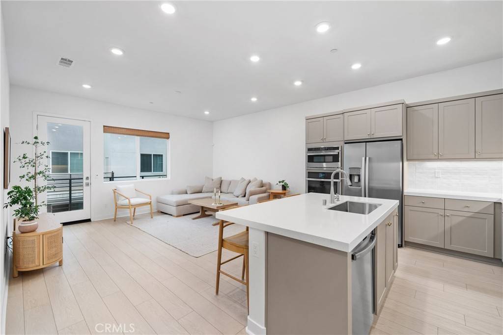 Irvine, CA 92618,185 Sash