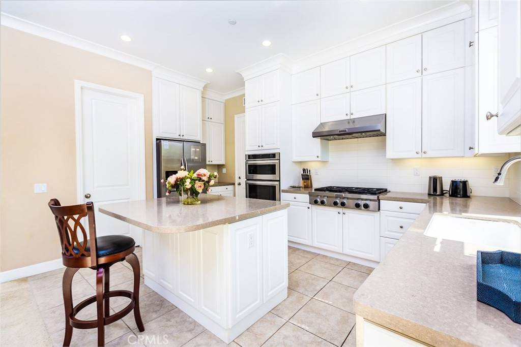 64 Thornapple Irvine, CA 92620