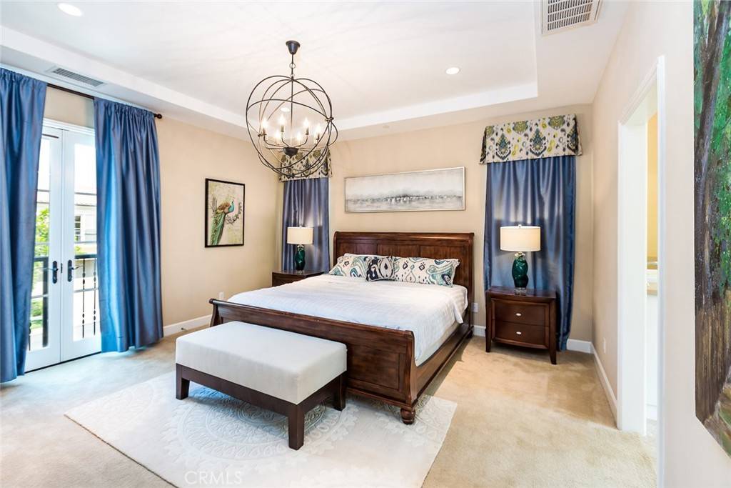 64 Thornapple Irvine, CA 92620