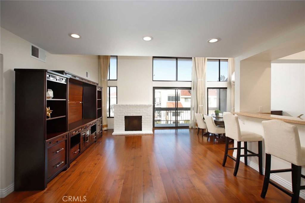 Playa Del Rey, CA 90293,8180 Manitoba ST #360
