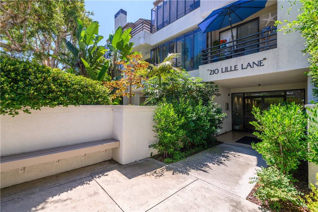 Newport Beach, CA 92663,210 Lille LN #118