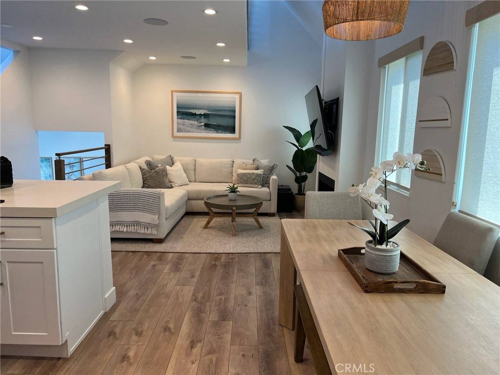 Newport Beach, CA 92663,123 36th #B