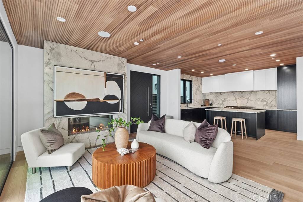 Newport Beach, CA 92663,5007 Seashore DR