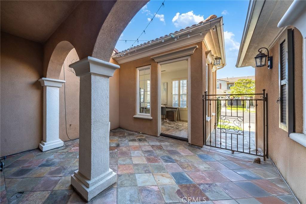Irvine, CA 92618,34 Hollinwood