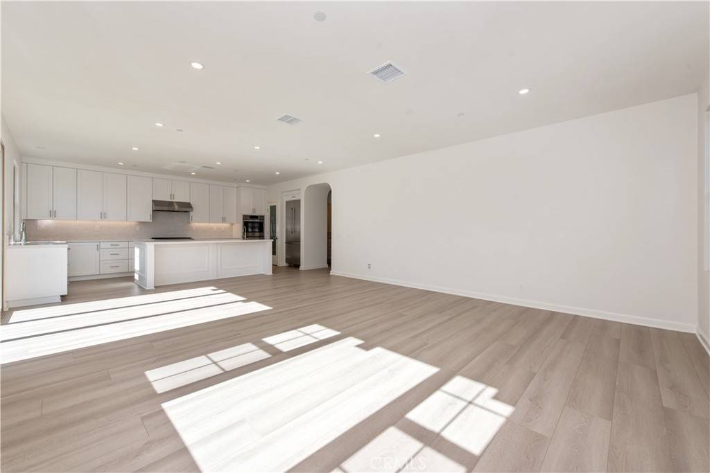 Irvine, CA 92618,111 Escala