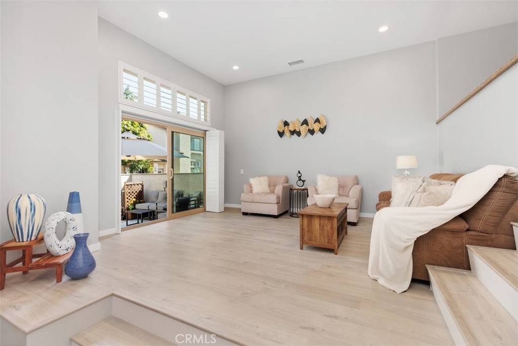 Irvine, CA 92603,3 Summer Breeze