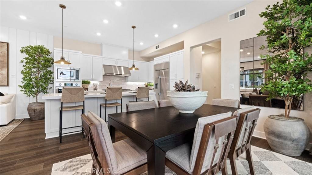 Irvine, CA 92618,602 Chinon