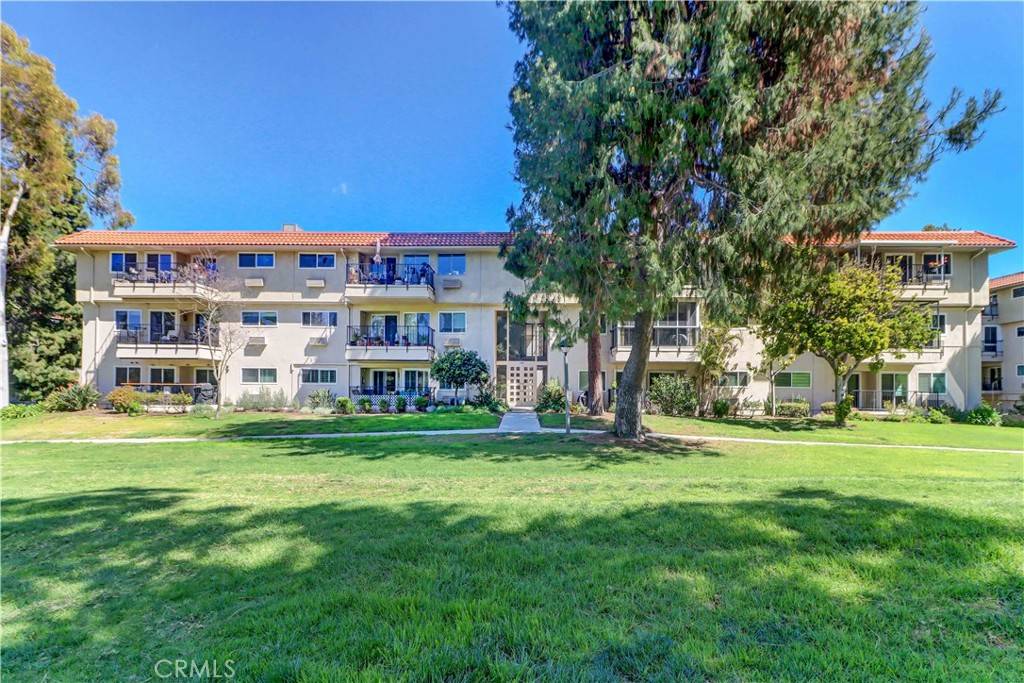 Laguna Woods, CA 92637,2392 Via Mariposa W #2B