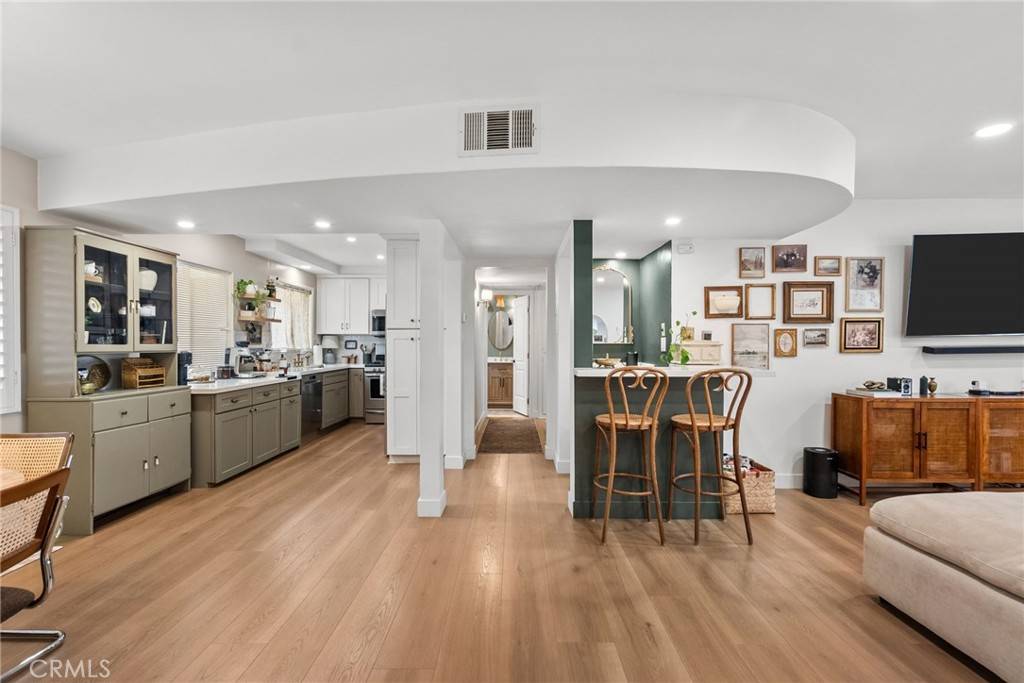 North Hollywood, CA 91602,4445 Cartwright AVE #212
